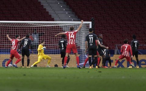 Joao Felix (7) celebra una de sus dos goles, que permitieron al Atlético del Cholo dar vuelta el partido ante Salzburgo. 