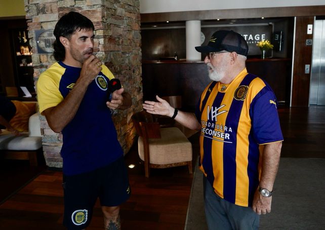 Santiago Ribgy saluda emocionado a Ignacio Malcorra, a quien le dijo que su hijo se había cortado el pelo como él.