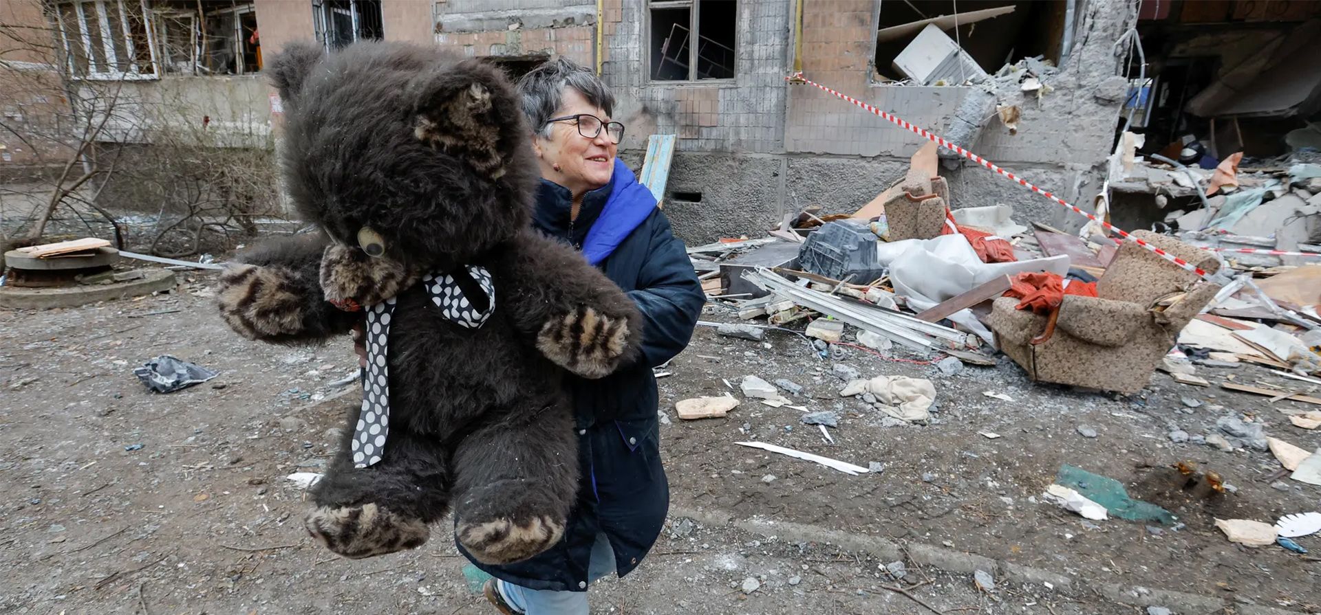 Una residente lleva un oso de peluche mientras recoge pertenencias de un bloque de apartamentos dañado en un bombardeo reciente en Donetsk, Ucrania. Fotografía: Alexander Ermochenko/Reuters
