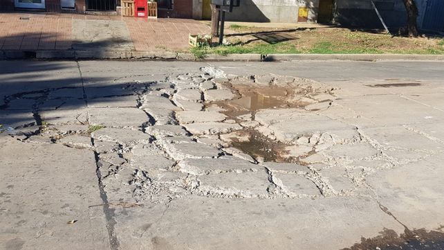 Santa Fe: el original pedido de vecinos a Santi Maratea para arreglar un bache