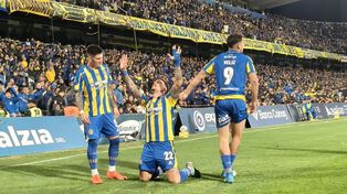 Enzo Copetti agradece al cielo tras el gol a Racing. Fue el del triunfo de Central.