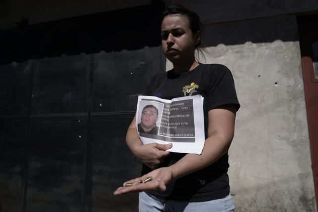 Romina exhibe los casquillos de las balas y el mensaje que estaba dirigido a Esteban Alvarado.&nbsp;