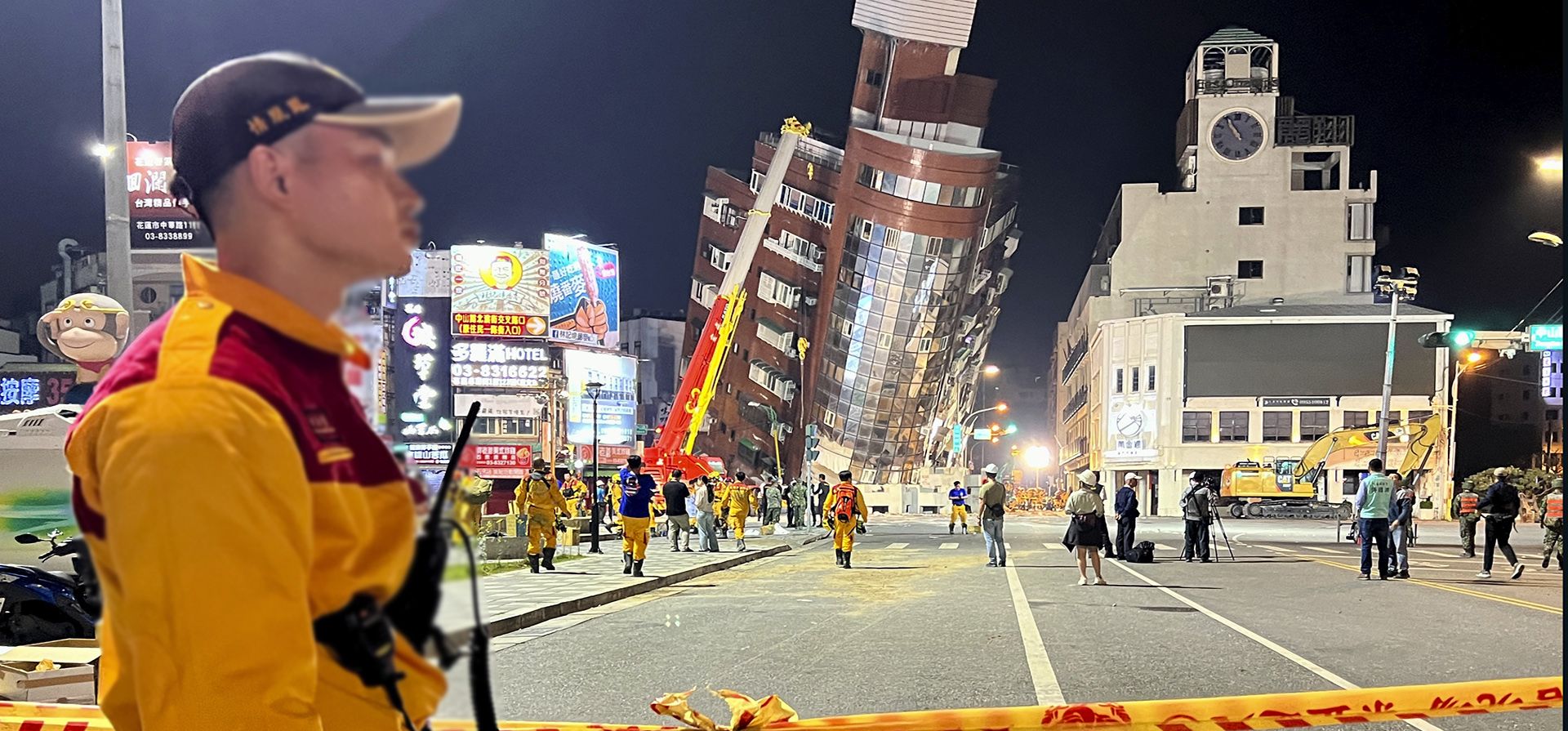 Un trabajador de rescate se encuentra cerca del sitio acordonado de un edificio inclinado después de un terremoto en Hualien, al este de Taiwán, el miércoles 3 de abril de 2024. El terremoto más fuerte de Taiwán en un cuarto de siglo sacudió la isla durante la hora pico de la mañana del miércoles, dañando edificios y carreteras. (Foto AP/Johnson Lai) Un trabajador de rescate se encuentra cerca del sitio acordonado de un edificio inclinado después de un terremoto en Hualien, al este de Taiwán, el miércoles 3 de abril de 2024. El terremoto más fuerte de Taiwán en un cuarto de siglo sacudió la isla durante la hora pico de la mañana del miércoles, dañando edificios y carreteras. (Foto AP/Johnson Lai)