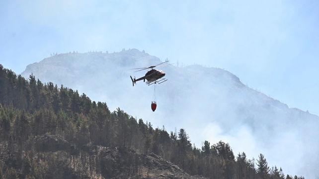 Un helicóptero combate el fuego en el cerro Currumahuida.&nbsp;