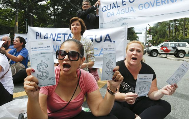 Drama paulista. Gente protestando: El agua se termina; nuestra paciencia también