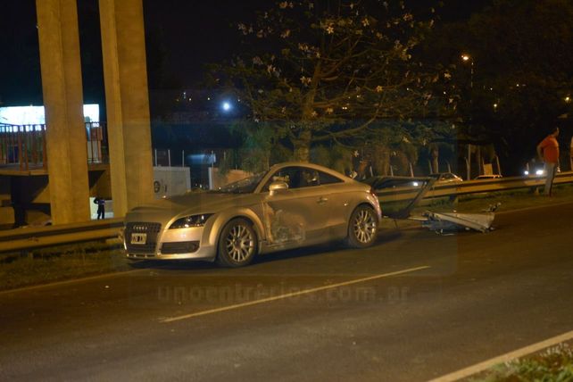 Chocó con su auto de alta gama y le arrancó el techo