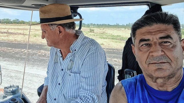 Juan Antonio Geminiani (derecha) arriba de una de las máquinas.