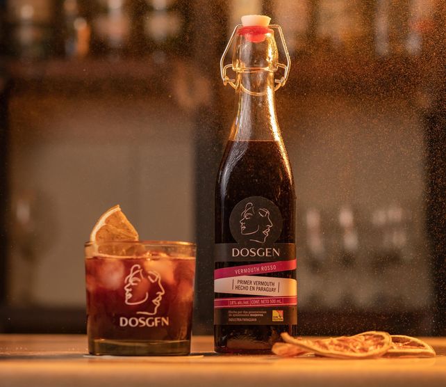 Botella de vermut Dosgen en su versión rosso.