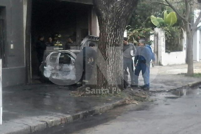 Un auto se incendió dentro de un taller de chapa y pintura