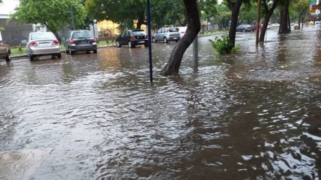 Un fuerte temporal dejó calles anegadas en Santa Fe