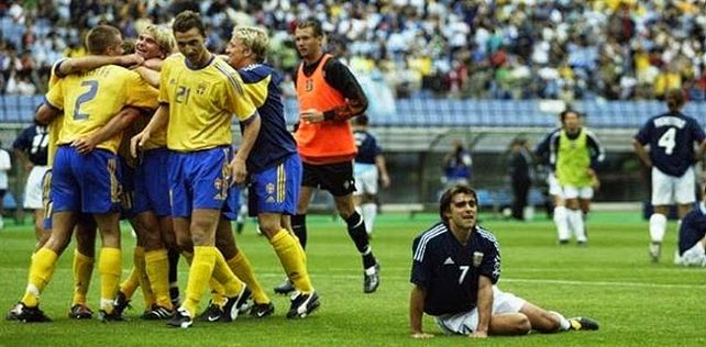 Mundial Corea-Japón 2002. El Piojo López sufre desde el piso la eliminación.