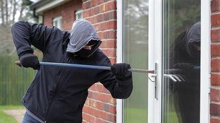 La policía tuvo que ayudar a un ladrón que se quedó encerrado en la casa que entró a robar