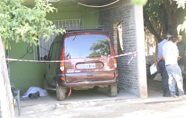 El final. El cuerpo de Oscar Rubén González Franco quedó tendido entre el auto de su vecino y la puerta de la casa.