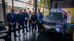La plana mayor de Circular SA posa orgullosa delante del nuevo Koleos, de la gama Esprit Alpine que fue lanzada en Rosario.