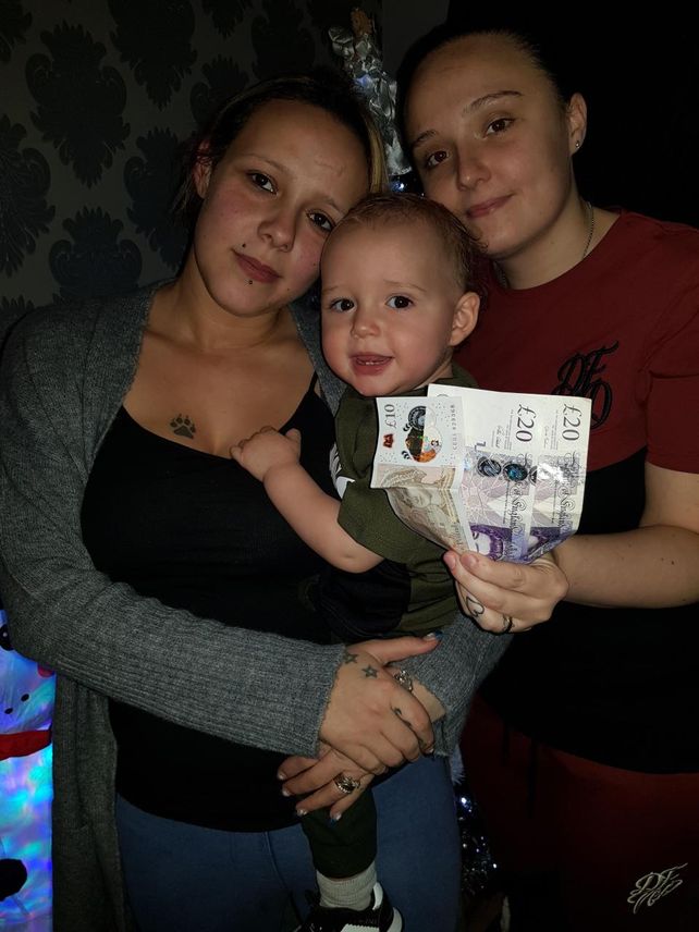 Un misterioso Papá Noel repartió sobres con dinero a decenas de vecinos en Navidad