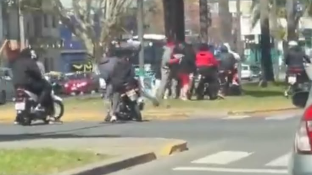 Las imágenes que se viralizaron captaron el momento del violento robo en el puesto de venta