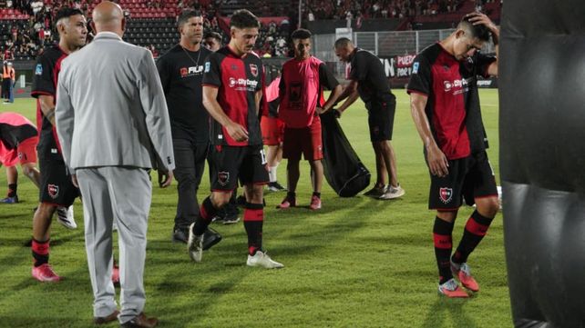 Los jugadores de Newells dejan la cancha después de caer en el Coloso ante Defensa y Justicia.&nbsp;