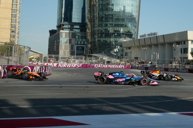 Franco Colapinto bloqueó neumáticos en Bakú y chocó a Gasly y Norris