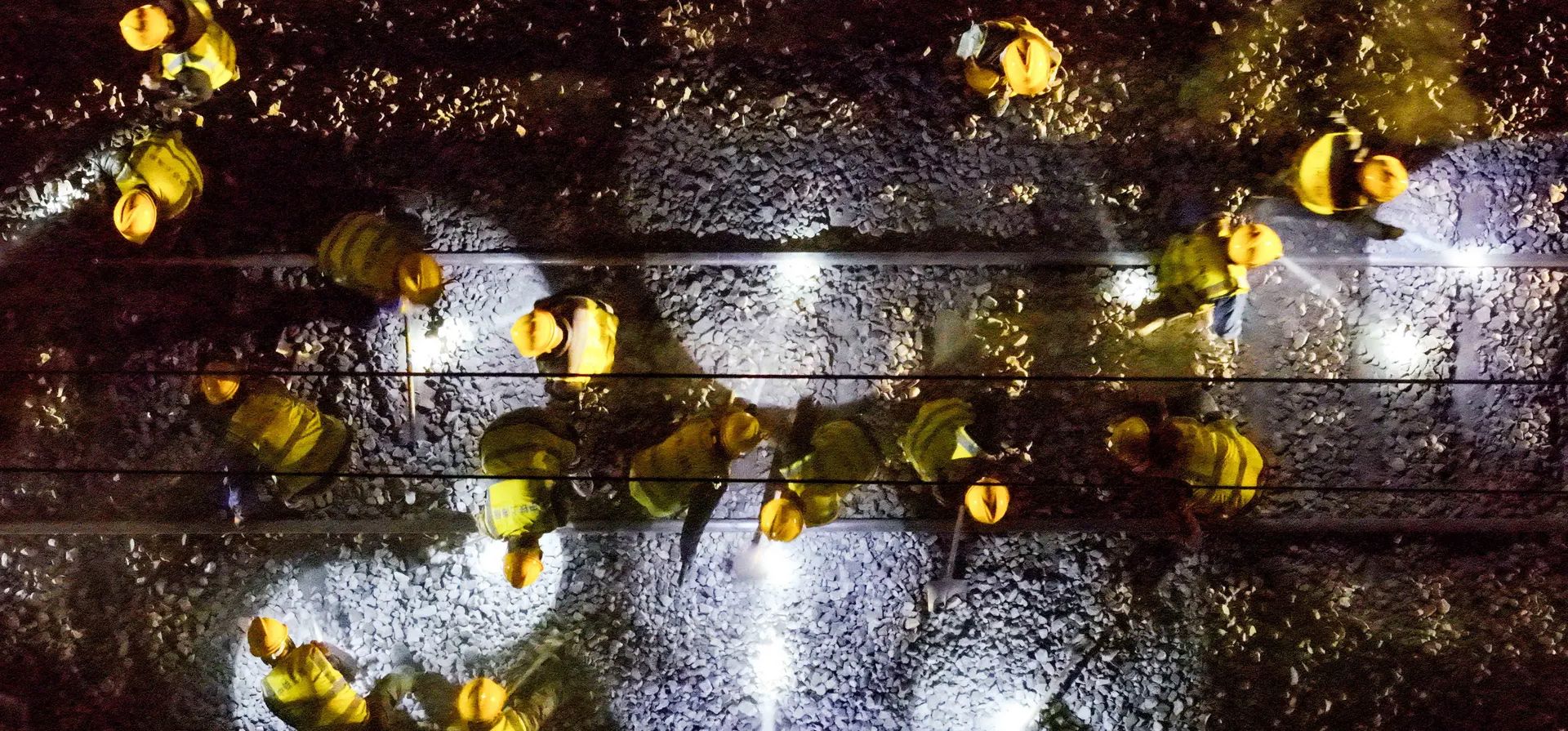 Constructores trabajan en la obra de construcción de un ferrocarril en Baotou, Mongolia Interior, China. Fotografía: Costfoto/NurPhoto/Rex/Shutterstock Constructores trabajan en la obra de construcción de un ferrocarril en Baotou, Mongolia Interior, China. Fotografía: Costfoto/NurPhoto/Rex/Shutterstock
