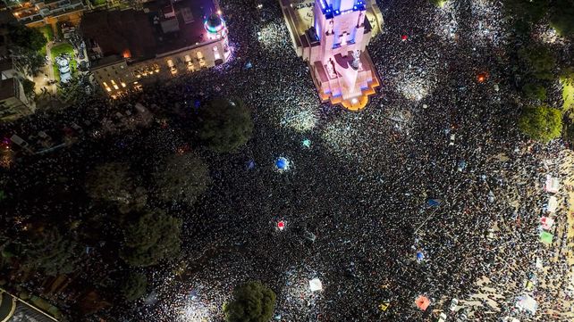 El Monumento es una fiesta: los rosarinos celebran el histórico triunfo en semifinales ante Inglaterra