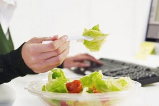 Conoce cinco tips para no engordar en el trabajo
