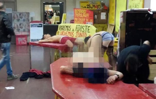 Los estudiantes sacaron fotos y grabaron con sus teléfonos celulares escenas de sexo explícito.