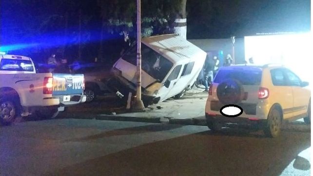 Paraná: auto se incrustó debajo de camioneta estacionada
