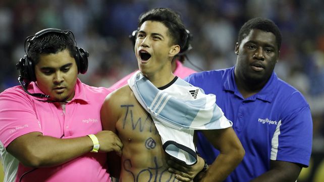 Las imágenes que la televisión no mostró cuando un fanático se arrodilló ante Messi