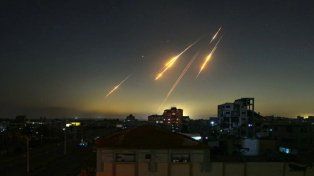 Desde el inicio de las hostilidades el viernes pasado, murieron al menos 240 personas en total, con un saldo de 220 fallecidos en Irán y otros 23 en Israel.