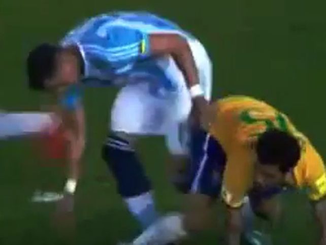 Durísimo: Dani Alves se llevó un regalito de Funes Mori