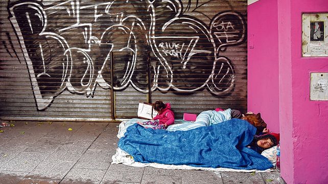 Excluidos. Una familia duerme a la intemperie en pleno centro de la ciudad.