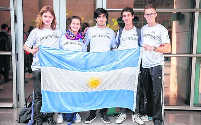 Ganadores. Los tres jóvenes de la provincia de Santa Fe y los dos bonaerenses que obtuvieron medallas.