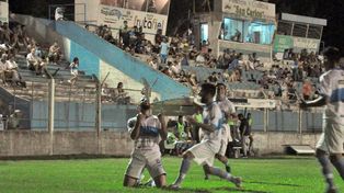 Festejo. El DT Acosta sacudió al plantel y los hinchas mandando al banco a Leguizamón y el equipo lo respaldó con una actuación en crecimiento.