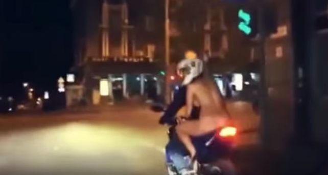Sin tapujos, una mujer se paseó desnuda, de noche y en moto en las calles de Rusia