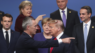Jens Stoltenberg, jefe de la Otán, parece pedirle a Trump que se retire durante una cumbre de la Otán en 2019.&nbsp;