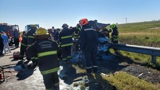 El Renault Clío con cinco personas a bordo se cruzó de carril e impactó de frente contra un camión.