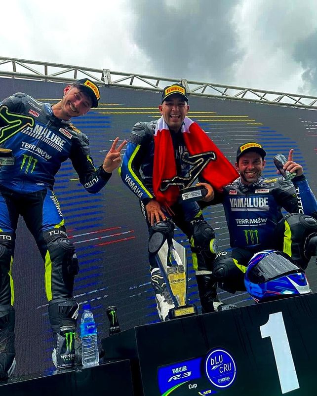 Novillo en el podio de Curvelo tras haber logrado un gran segundo puesto.