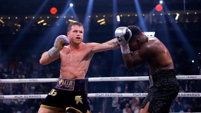 Canelo Álvarez retuvo sus títulos supermedianos con victoria unánime sobre Charlo