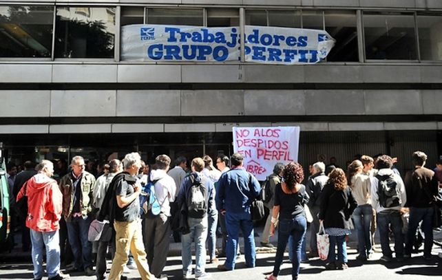 Los trabajadores de Perfil se congregaron en la puerta de la editorial