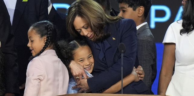 La candidata presidencial demócrata a la vicepresidenta Kamala Harris (derecha) abraza a su sobrina nieta Leela Ajagu, rodeada de su familia, durante la Convención Nacional Demócrata el jueves 22 de agosto de 2024 en Chicago. (Foto AP/J. Scott Applewhite)