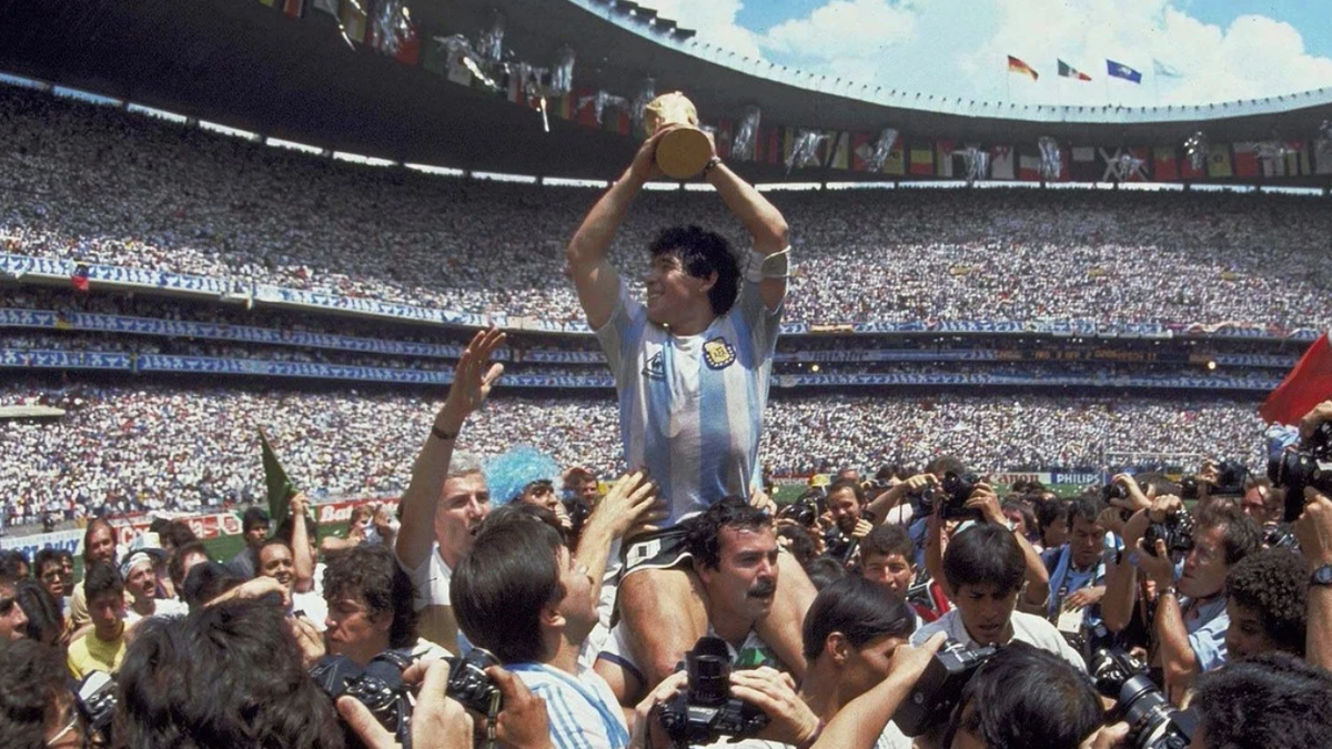 Maradona levantando outlet copa mundial 86