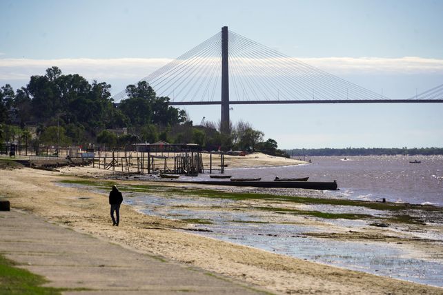 El nivel del río Paraná continúa bajando.