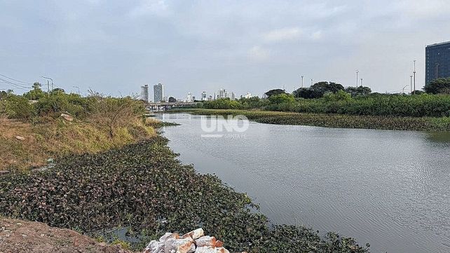 Temor por la crecida del río: vecinos de La Vuelta del Paraguayo reclaman por la limpieza de reservorios antes la posible llegada de El Niño