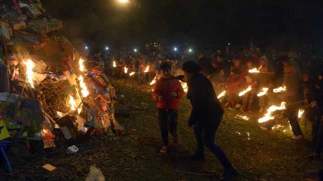 Tradicional fogata de San Pedro y San Pablo