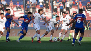 Iván Gómez inicia un avance para Newells, acompañado por Guillermo May, autor del segundo gol, y Pablo Pérez.