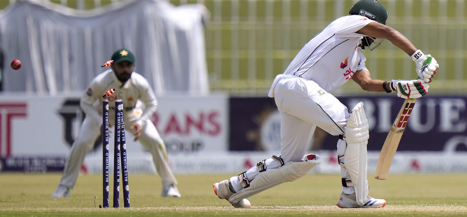 Najmul Hossain Shanto de Bangladesh es eliminado por Khurram Shahzad de Pakistán durante el tercer día del primer partido de prueba de cricket entre Pakistán y Bangladesh, en Rawalpindi, Pakistán, el viernes 23 de agosto de 2024. (Foto AP/Anjum Naveed) Najmul Hossain Shanto de Bangladesh es eliminado por Khurram Shahzad de Pakistán durante el tercer día del primer partido de prueba de cricket entre Pakistán y Bangladesh, en Rawalpindi, Pakistán, el viernes 23 de agosto de 2024. (Foto AP/Anjum Naveed)