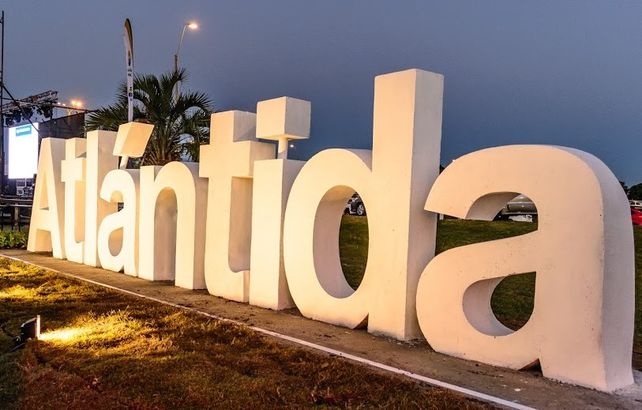 El cartel de Atlántida se exhibe sobre la ruta Interbalnearia.&nbsp;