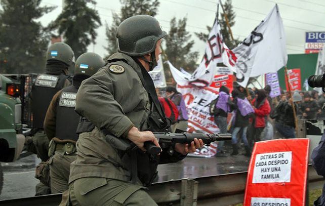 Gendarmería reprimió a trabajadores que protestaban en la Panamericana
