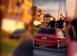 Llevaba a dos personas en el techo de un auto: piden sanción