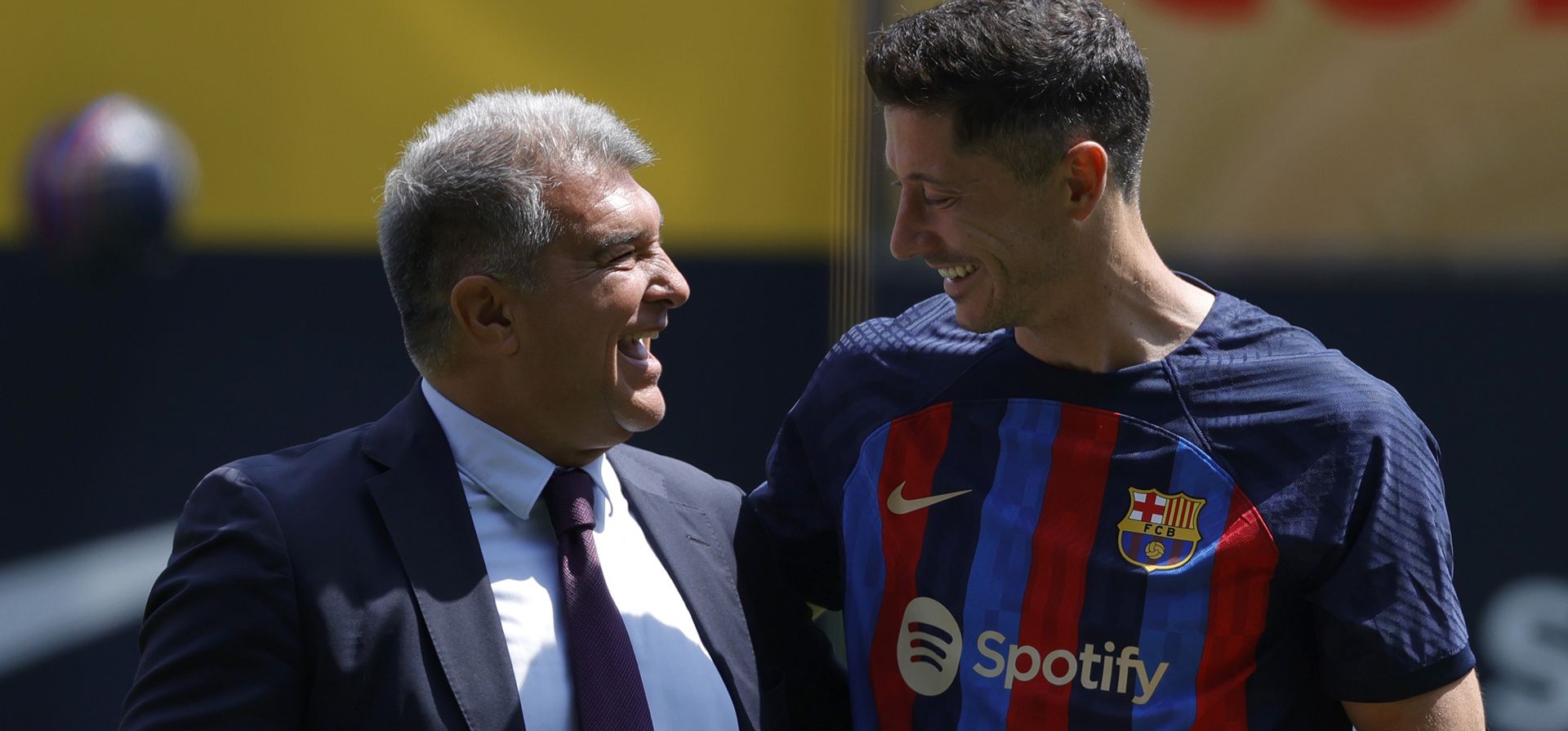 El delantero polaco Robert Lewandowski y el presidente del FC Barcelona, Joan Laporta, se saludan durante la presentación oficial tras fichar por el FC Barcelona, España, el viernes 5 de agosto de 2022.
